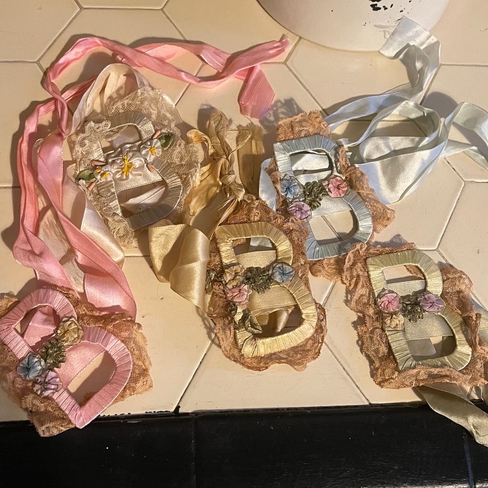 Vintage ribboned appliqués